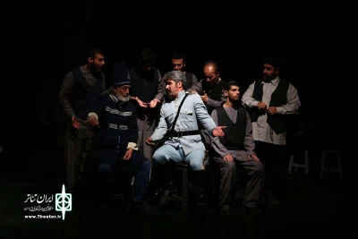 پشت دیوار عمارت