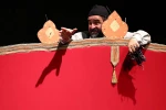 پشت دیوار عمارت