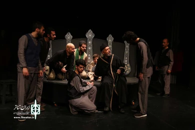 پشت دیوار عمارت