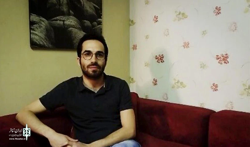 نمایش فقرات بی ستون را اواخر تیر ماه در عمارت روبه رو روی صحنه می برم 2