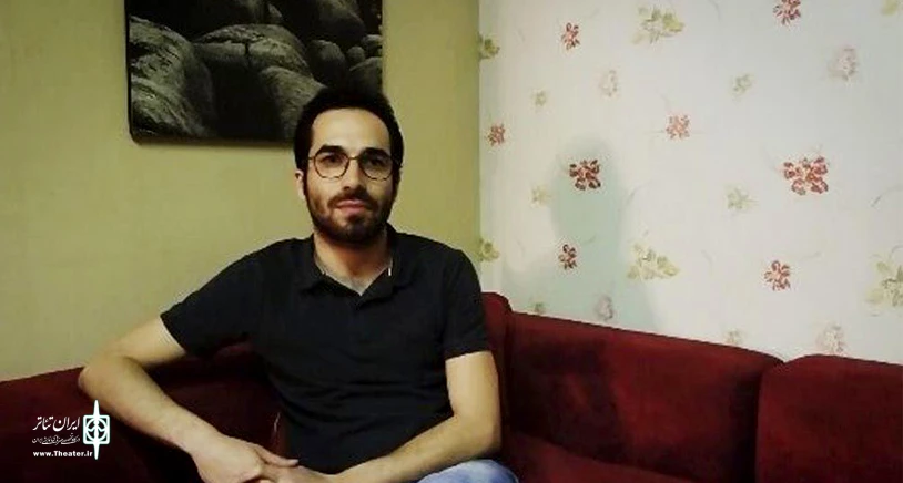 نمایش فقرات بی ستون را اواخر تیر ماه در عمارت روبه رو روی صحنه می برم 2