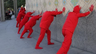 در محوطه مجموعه تئاتر شهر اتفاق می‌افتد

اجرای«جا به جایی تئاتر شهر، یک سانتی متر نزدیک تر»