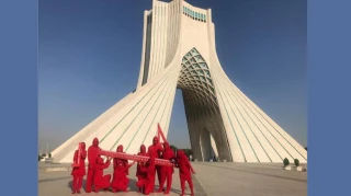 با اجرای یک اجرای پرفورمنس محیطی

برج آزادی با هدف صلح جهانی جابه‌جا ‌شد