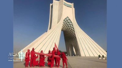 با اجرای یک اجرای پرفورمنس محیطی

برج آزادی با هدف صلح جهانی جابه‌جا ‌شد