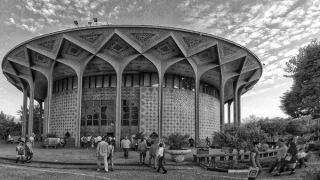 قادر آشنا:

تعیین حریم تئاتر شهر را اجرایی می‌کنم