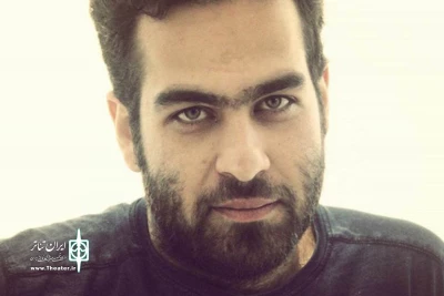 گفت وگو ایران تئاتر با امیر دلفانی کارگردان نمایش بین یه عالمه ماهی

نمایش ما بشدت وامدار هنر ملی تعزیه و روایتگری است
با تحمل همه سختی‌ها و چالش‌ها چراغ تئاتر را روشن نگه داریم
