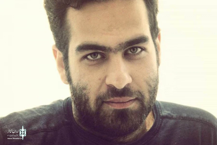 در نمایش بین یه عالمه ماهی روی دو عنصر روایت گری ایرانی و تعزیه تاکید ویژه داشتیم
کروناهم یک توفیق اجباری داشته که با بیشتر در کنار هم بودن بتوانیم تمرین بیشتری داشته باشیم
ایرانی ها عاشق شنیدن قصه و گوش کردن روایتگری هستند 2
