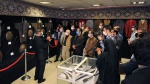 مهدی دریایی درحال راهنمایی بازدیدکنندگان موزه ادوات تعزیه (زخم عتیق) 2