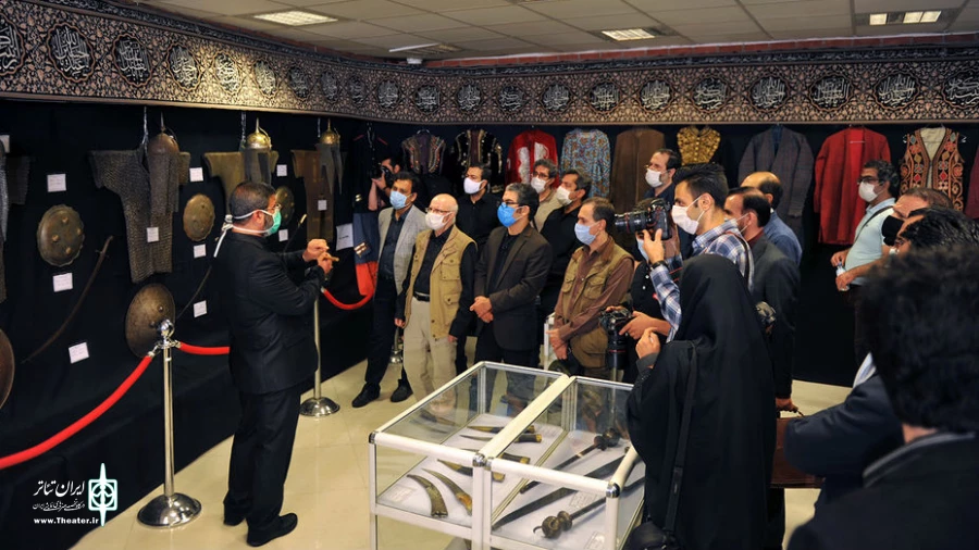 مهدی دریایی درحال راهنمایی بازدیدکنندگان موزه ادوات تعزیه (زخم عتیق) 2