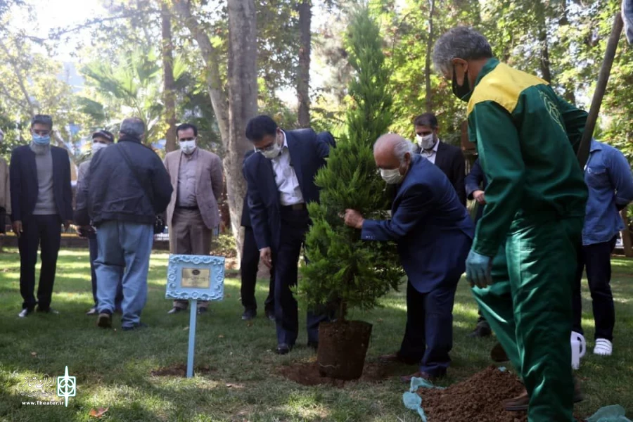 پنجاه و پنجمین سالگرد تاسیس تماشاخانه سنگلج برگزار شد
کاشت درختی به نام و یاد عباس جوانمرد در مجاورت تماشاخانه سنگلج 4