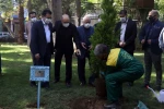 پنجاه و پنجمین سالگرد تاسیس تماشاخانه سنگلج برگزار شد
کاشت درختی به نام و یاد عباس جوانمرد در مجاورت تماشاخانه سنگلج 5