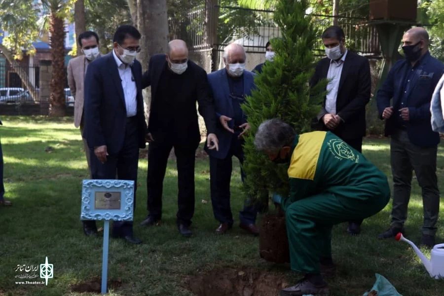 پنجاه و پنجمین سالگرد تاسیس تماشاخانه سنگلج برگزار شد
کاشت درختی به نام و یاد عباس جوانمرد در مجاورت تماشاخانه سنگلج 5