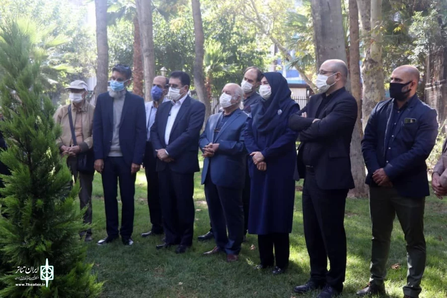 پنجاه و پنجمین سالگرد تاسیس تماشاخانه سنگلج برگزار شد
کاشت درختی به نام و یاد عباس جوانمرد در مجاورت تماشاخانه سنگلج 7
