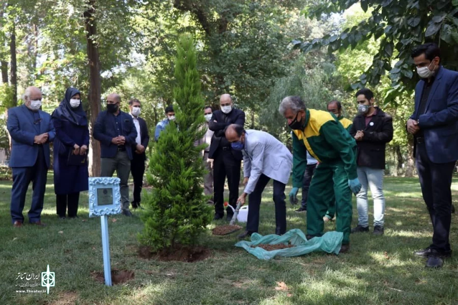 پنجاه و پنجمین سالگرد تاسیس تماشاخانه سنگلج برگزار شد
کاشت درختی به نام و یاد عباس جوانمرد در مجاورت تماشاخانه سنگلج 8