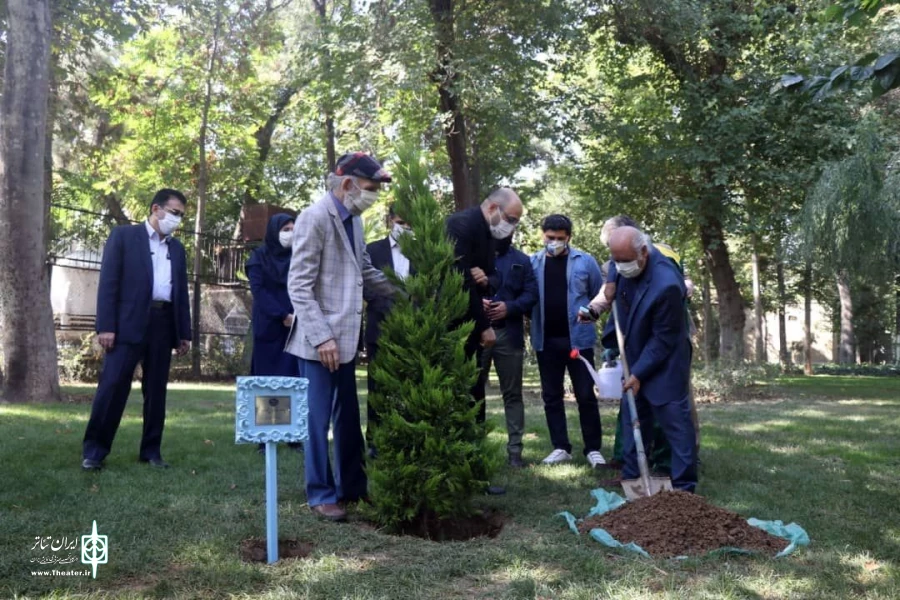 پنجاه و پنجمین سالگرد تاسیس تماشاخانه سنگلج برگزار شد
کاشت درختی به نام و یاد عباس جوانمرد در مجاورت تماشاخانه سنگلج 12