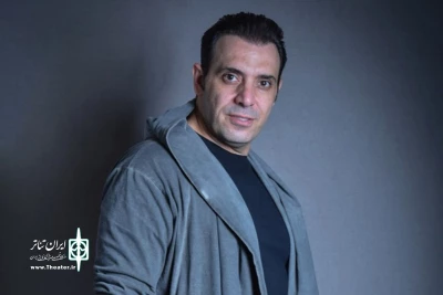 گفت‌و‌گو ایران تئاتر با علی براتی طراح فرم نمایش«سرباز»:

حساسیت شخصیت شهید سلیمانی کار طراحی را سخت کرد
زبان فرم در نمایش زبان بین‌المللی است