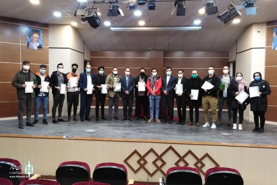 از بازیگران و عوامل نمایش《روی قبرم بنویسیدسرباز》درشهرستان قرچک تقدیرشد 4