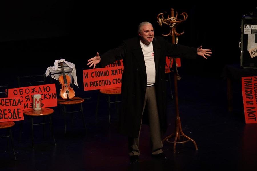 گام به گام با حیات دشوار هنرهای نمایشی در بحران کرونا (۲۴)

گذشته‌ درخشان و آینده‌ غبار آلود
نگاهی به وضعیت تئاتر روسیه در دوران کووید ۱۹
