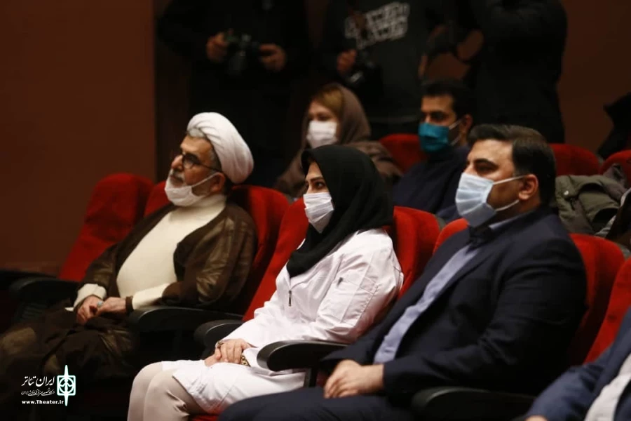 پوستر جشنواره تئاتر فجر به دست همسر شهید مدافع حرم رونمایی شد 4
