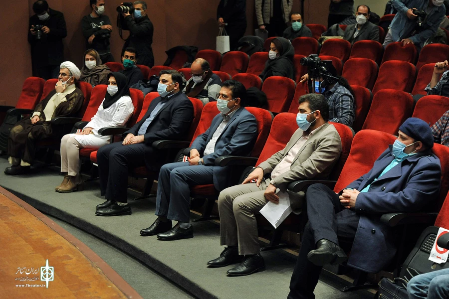 پوستر جشنواره تئاتر فجر به دست همسر شهید مدافع حرم رونمایی شد 6