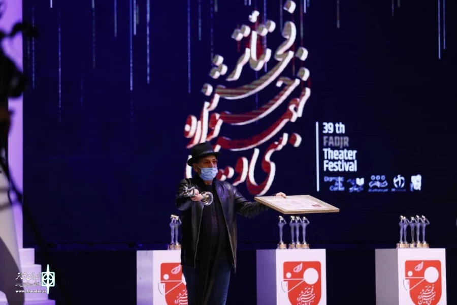 سی و نهمین جشنواره تئاتر فجر برگزیدگان خود را شناخت
تقدیر از خانواده شهید محسن فخری زاده 2