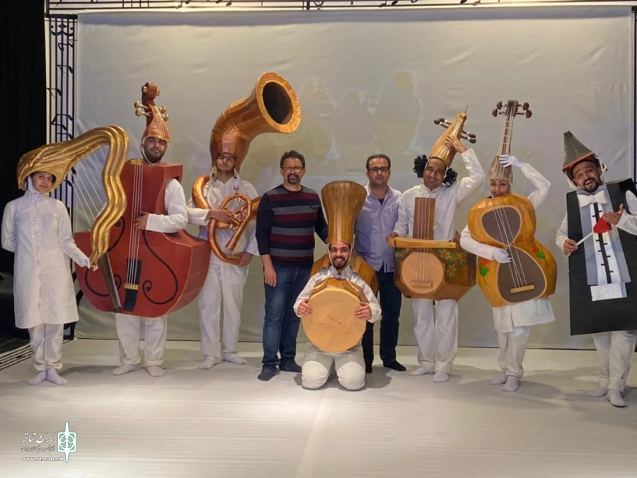 نمایش «جنگ و صلح» اتفاقی نو در عرصه تئاتر استان یزد است
اجرای این نمایش به روح بزرگ و همیشه حاضر گلزار محمدی تقدیم می‌شود 2