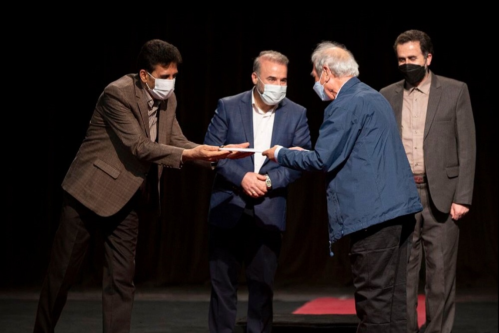 با نظر هیأت داوران نخستین دوره

برگزیدگان جشنواره نمایشنامه نویسی همدان معرفی شدند