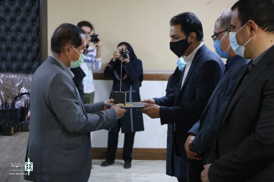 تقدیر از هنرمندان اوزی برگزیده جشنواره استانی تک بازیگر در هفته هنر انقلاب اسلامی 2