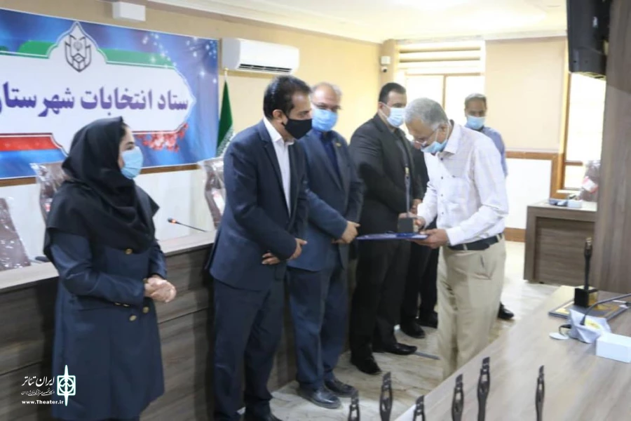 تقدیر از هنرمندان اوزی برگزیده جشنواره استانی تک بازیگر در هفته هنر انقلاب اسلامی 3