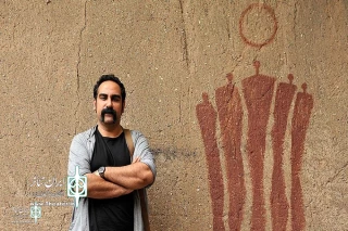 Payam Larian to Iran Theater

I intend to direct the play "Mouse and Men"