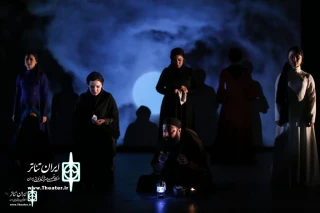 By welcoming the audience

The performance of  "Yerma  Outdoor Night" was extended