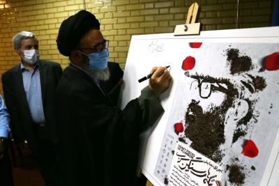 با حضور مدیران فرهنگی و هنرمندان

پوستر تکه های سنگین سرب توسط امام جمعه تبریز رونمایی شد