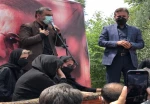 بدن تو را به خاک می سپاریم  تا سبز شوی و سبز بمانی
پیکر زنده یاد علی سلیمانی در قطعه هنرمندان آرام گرفت 2