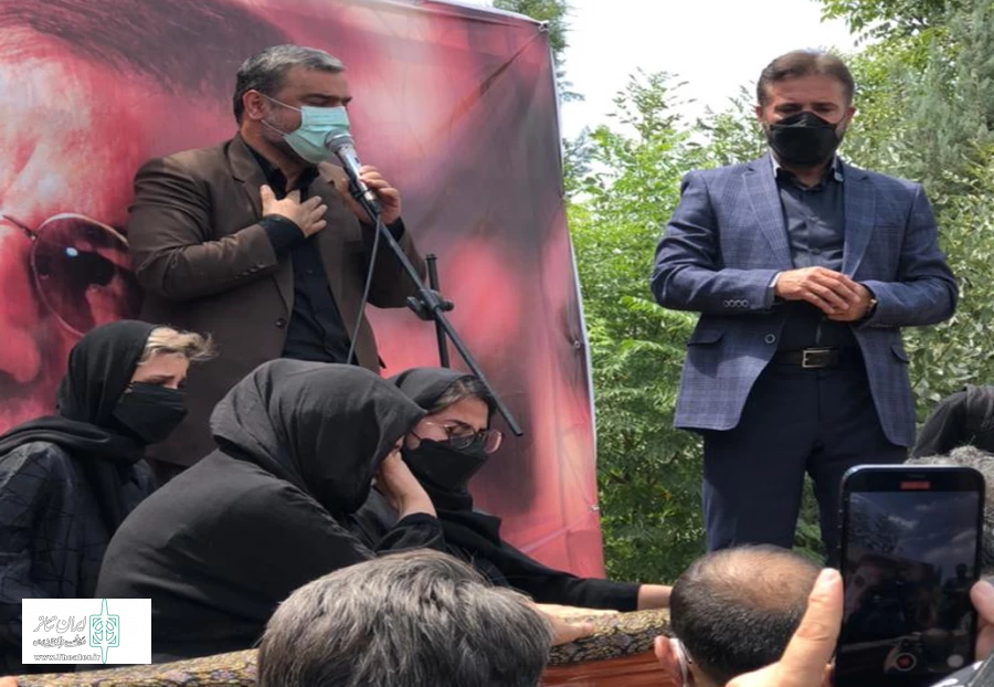 بدن تو را به خاک می سپاریم  تا سبز شوی و سبز بمانی
پیکر زنده یاد علی سلیمانی در قطعه هنرمندان آرام گرفت 2