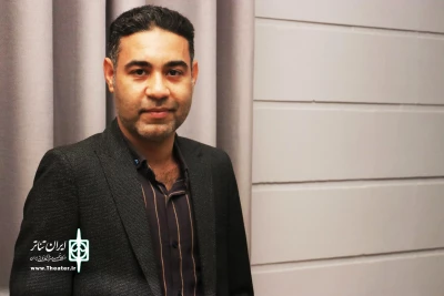 علیرضا داوری کارگردان، نویسنده و پژوهشگر نام آشنای تئاتر استان:

تئاتر هرمزگان نیازمند آگاهی از پیشینه تاریخی خود است
در صورت حمایت مسئولین ، کتابم با کیفیت بهتر، تیراژ بالاتر و قیمت پایین ­تر
منتشر می شود