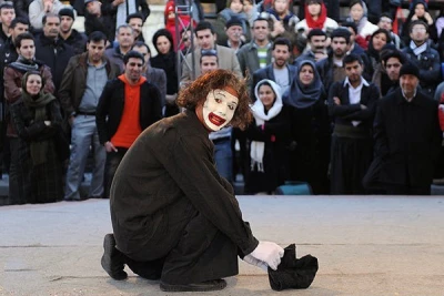 هنرمندان از برگزاری جشنواره مریوان در شرایط شیوع می گویند

تئاتر خیابانی ایستاده در برابر کرونا