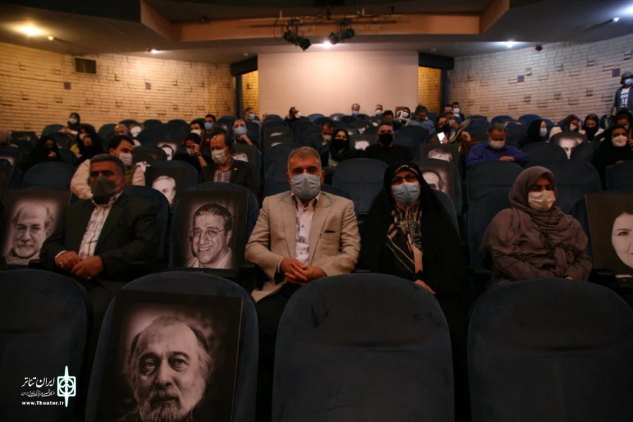 مراسم شب‌چراغ نمایش «شب طولانی یلدا» در تماشاخانه سنگلج
