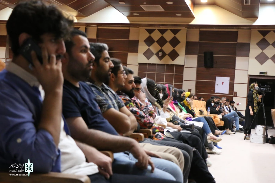  «فقط کمی مکنارمو باز کردم موهامو ببینه» و «کاغذ کال»؛ آثار برگزیده جشنوارۀ سی‌وسوم 7