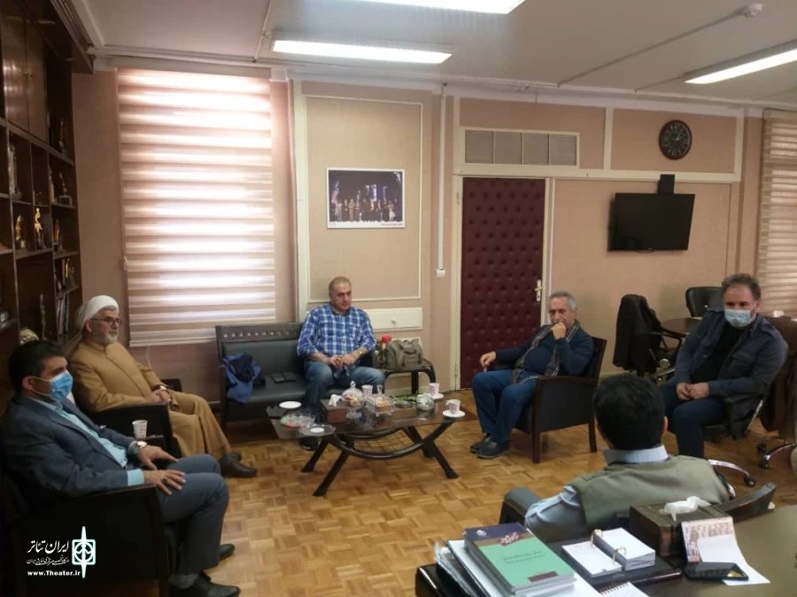 نشست شورای راهبردی ارزیابی؛ کارشناسی تولیدات نمایشی «نخل سرخ» برگزار شد
اجرای نمایشنامه‌های نخل سرخ در شهرهای سراسر ایران
 3