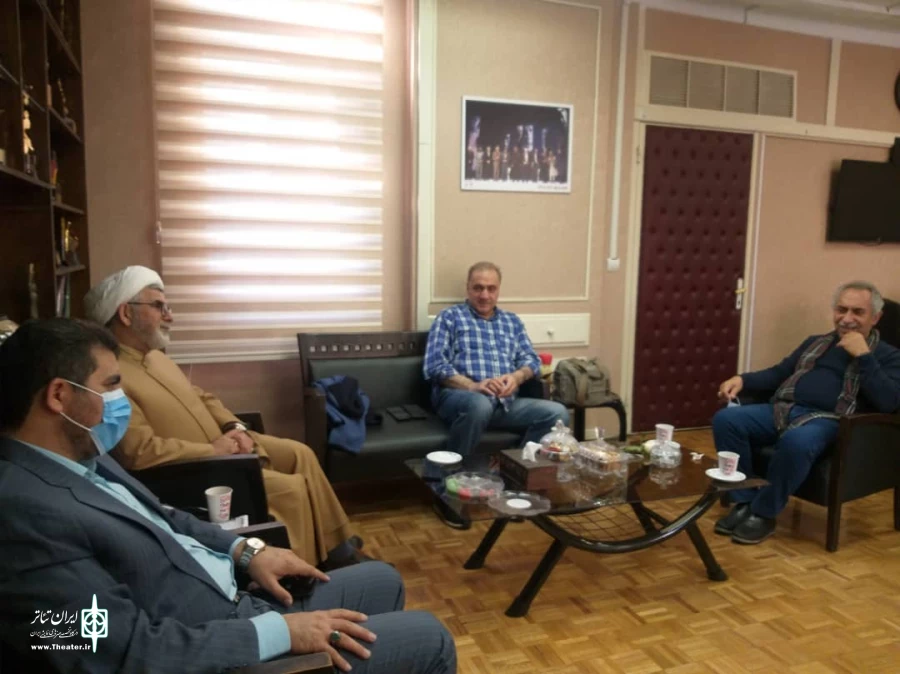 نشست شورای راهبردی ارزیابی؛ کارشناسی تولیدات نمایشی «نخل سرخ» برگزار شد
اجرای نمایشنامه‌های نخل سرخ در شهرهای سراسر ایران
 4