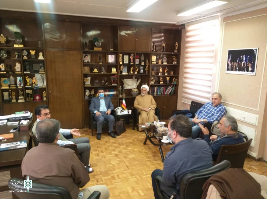 نشست شورای راهبردی ارزیابی؛ کارشناسی تولیدات نمایشی «نخل سرخ» برگزار شد
اجرای نمایشنامه‌های نخل سرخ در شهرهای سراسر ایران
 5