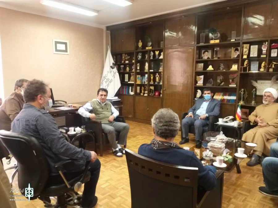 نشست شورای راهبردی ارزیابی؛ کارشناسی تولیدات نمایشی «نخل سرخ» برگزار شد
اجرای نمایشنامه‌های نخل سرخ در شهرهای سراسر ایران
 6