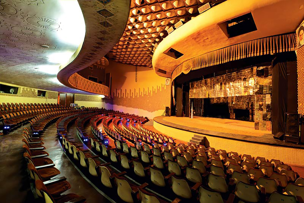 قادر آشنا مطرح کرد؛

لغو محدودیت‌های کرونایی سالن‌های تئاتر  
استفاده از ۱۰۰درصد ظرفیت