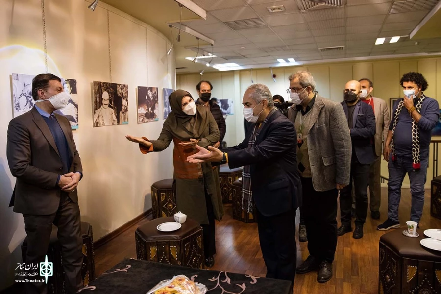 نمایش «صندلی‌ها» روی صحنه رفت
تئاتر همواره  در حال کمک به بشریت برای آموختن بهتر زیستن است
 2