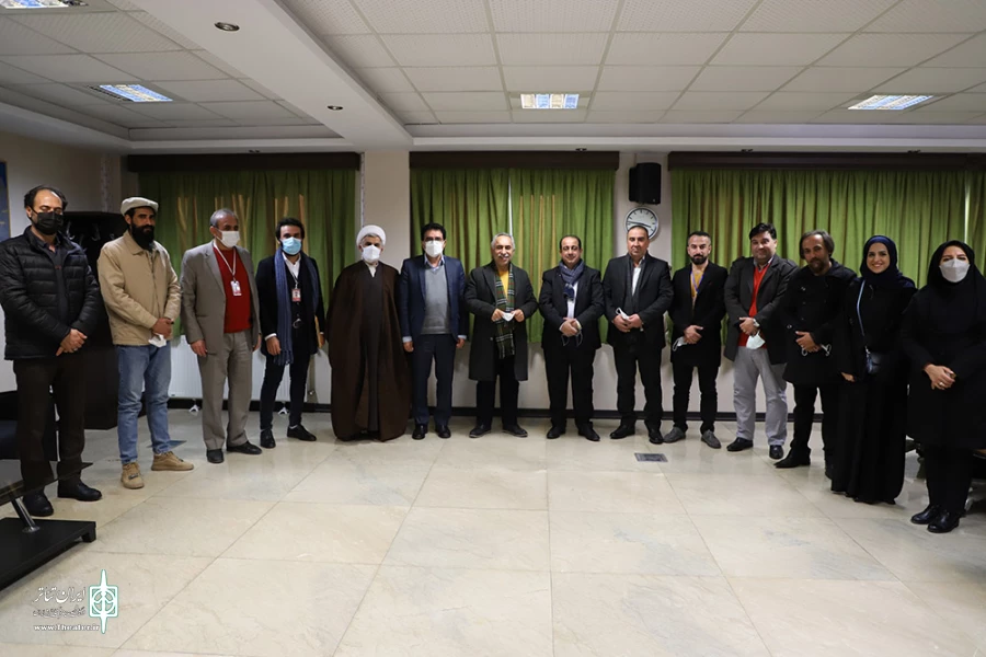 نشست  هنرمندان و مسئولان تئاتری اقلیم کردستان کشور عراق حاضر در جشنواره با قادر آشنا