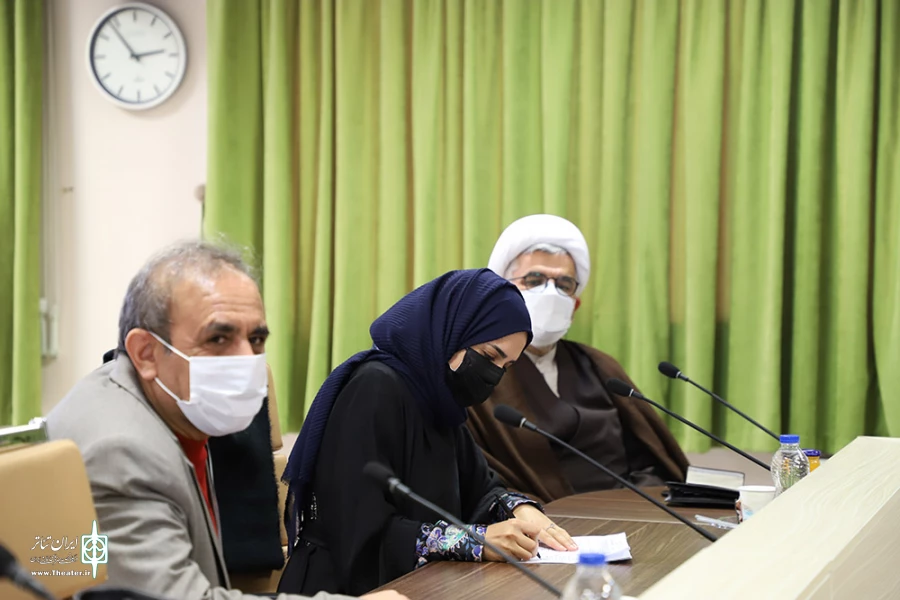 نشست  هنرمندان و مسئولان تئاتری اقلیم کردستان کشور عراق حاضر در جشنواره با قادر آشنا
