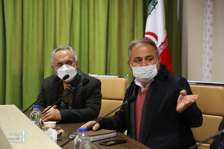 نشست  هنرمندان و مسئولان تئاتری اقلیم کردستان کشور عراق حاضر در جشنواره با قادر آشنا