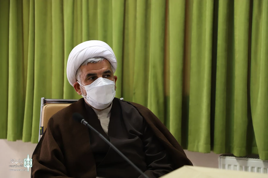 نشست  هنرمندان و مسئولان تئاتری اقلیم کردستان کشور عراق حاضر در جشنواره با قادر آشنا
