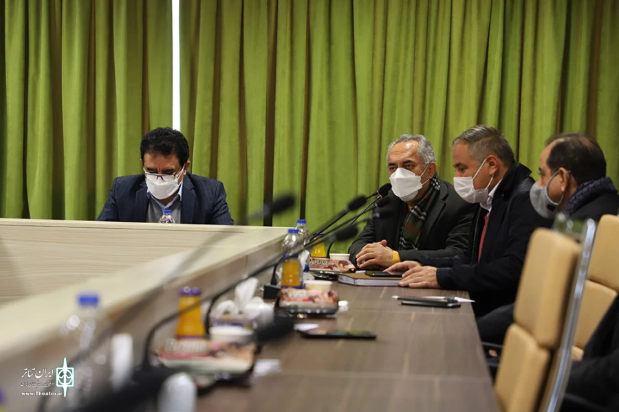 نشست  هنرمندان و مسئولان تئاتری اقلیم کردستان کشور عراق حاضر در جشنواره با قادر آشنا