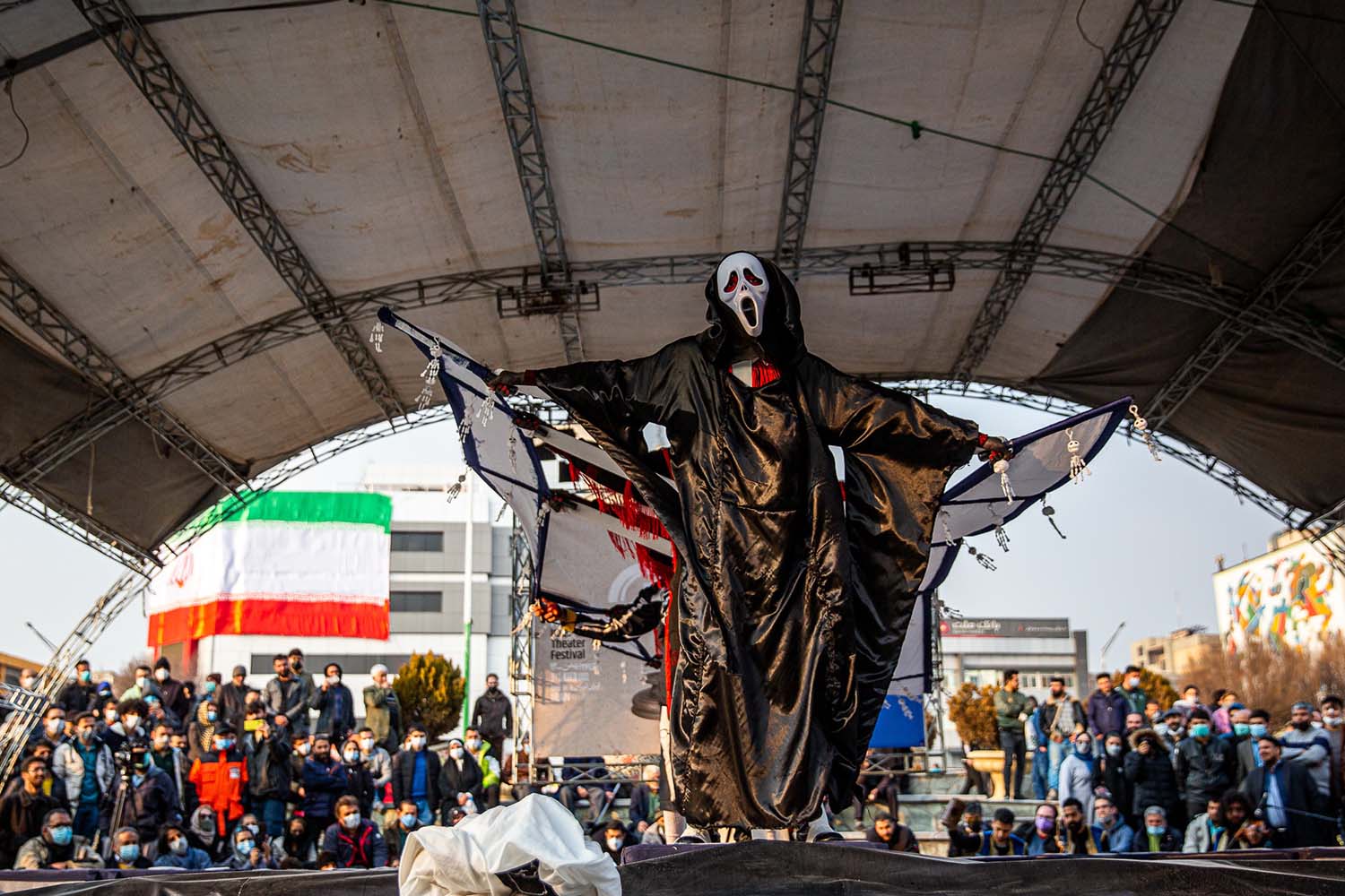 نگاهی به نمایش«روده درازی های یک مرده بی صاحب» به کارگردانی هادی کیانی

آمیزش هیجان انگیز نمایش های سنتی ایران با تئاتر مدرن خیابانی